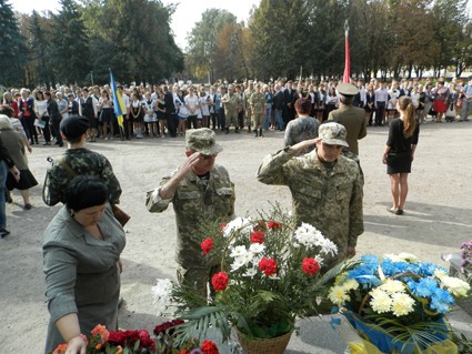 Квіти до меморіалу Слави
